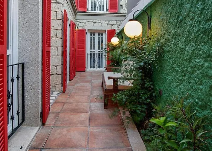 Petite Boutique Hotel 4*